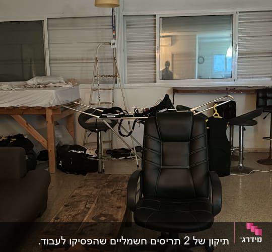 תריסים סגורים על חלון גדול בחדר פנימי